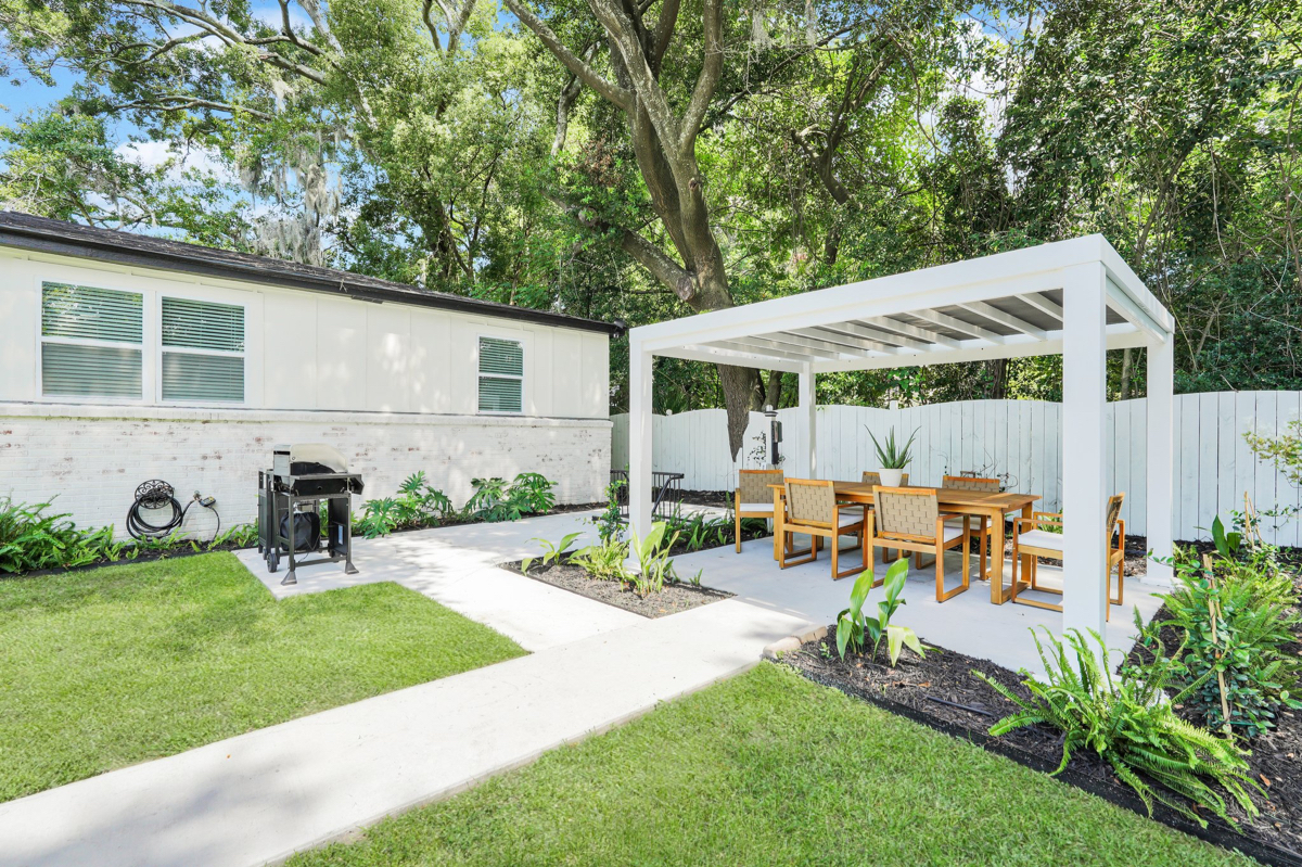 Southern Luxe on 57th (Gated community near downtown Savannah) 10C