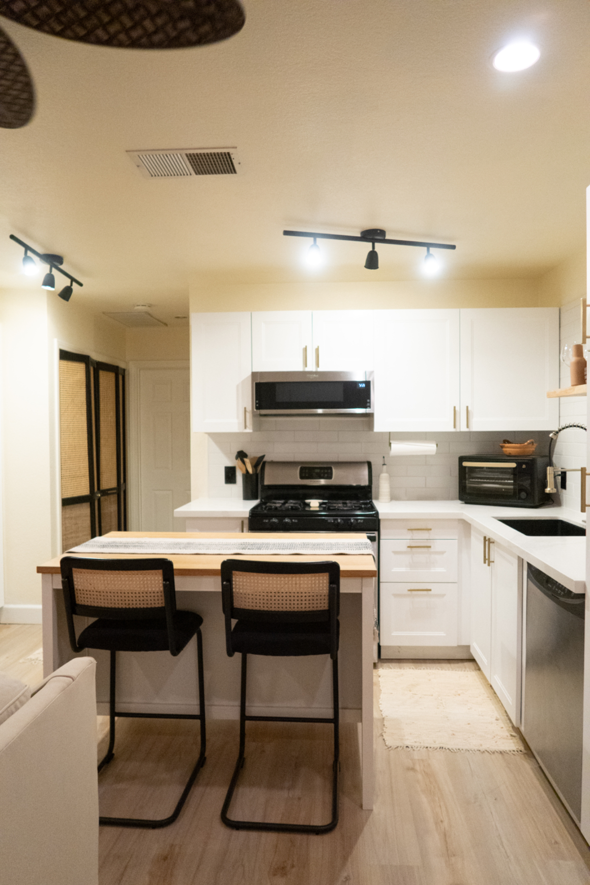 Cozy 1 bedroom condo in the heart of North Park - Photo 2