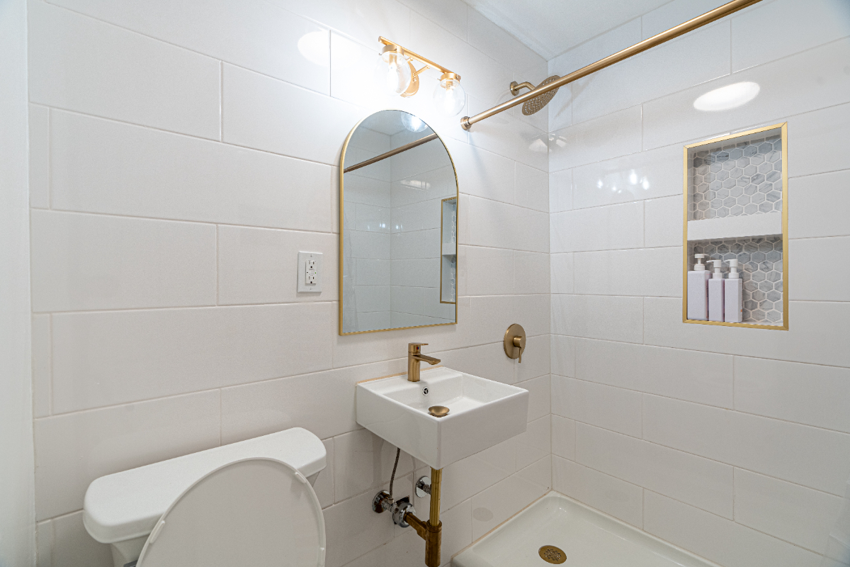 1 Bedroom Fully Renovated Furnished unit in Burlington - Photo 2