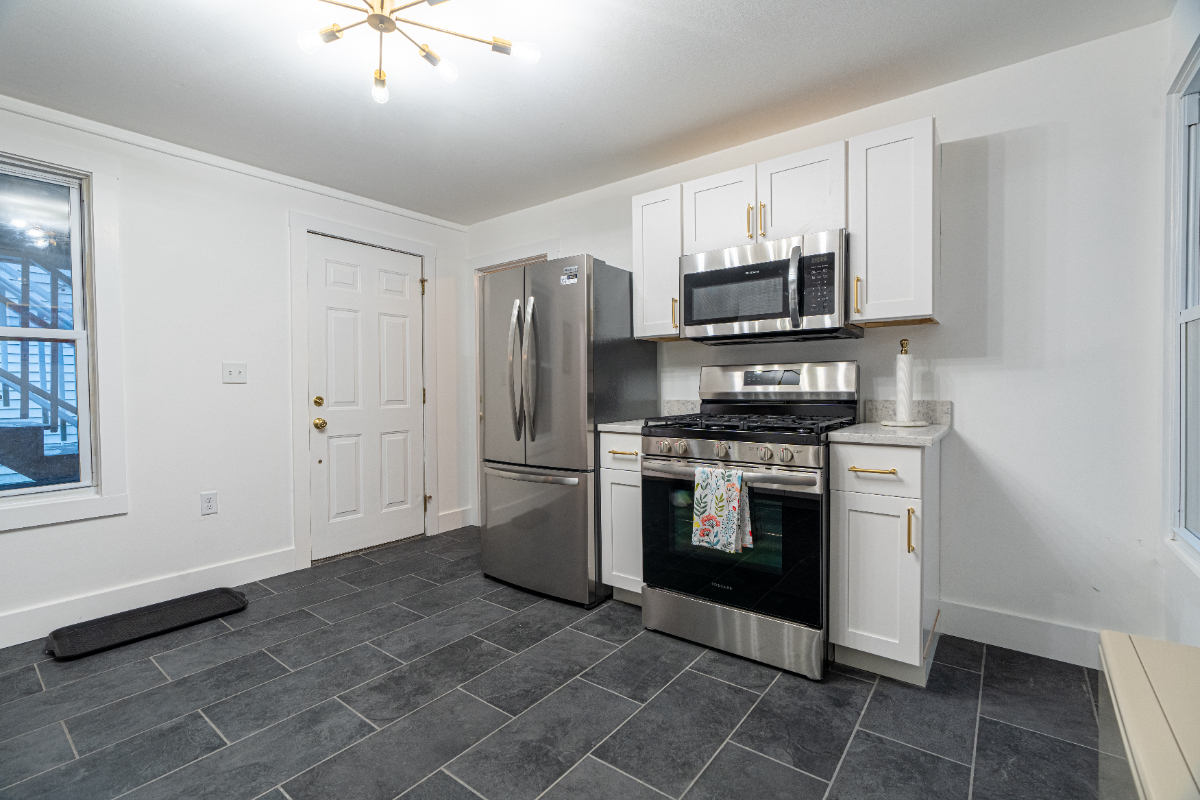 1 Bedroom Fully Renovated Furnished unit in Burlington - Photo 5