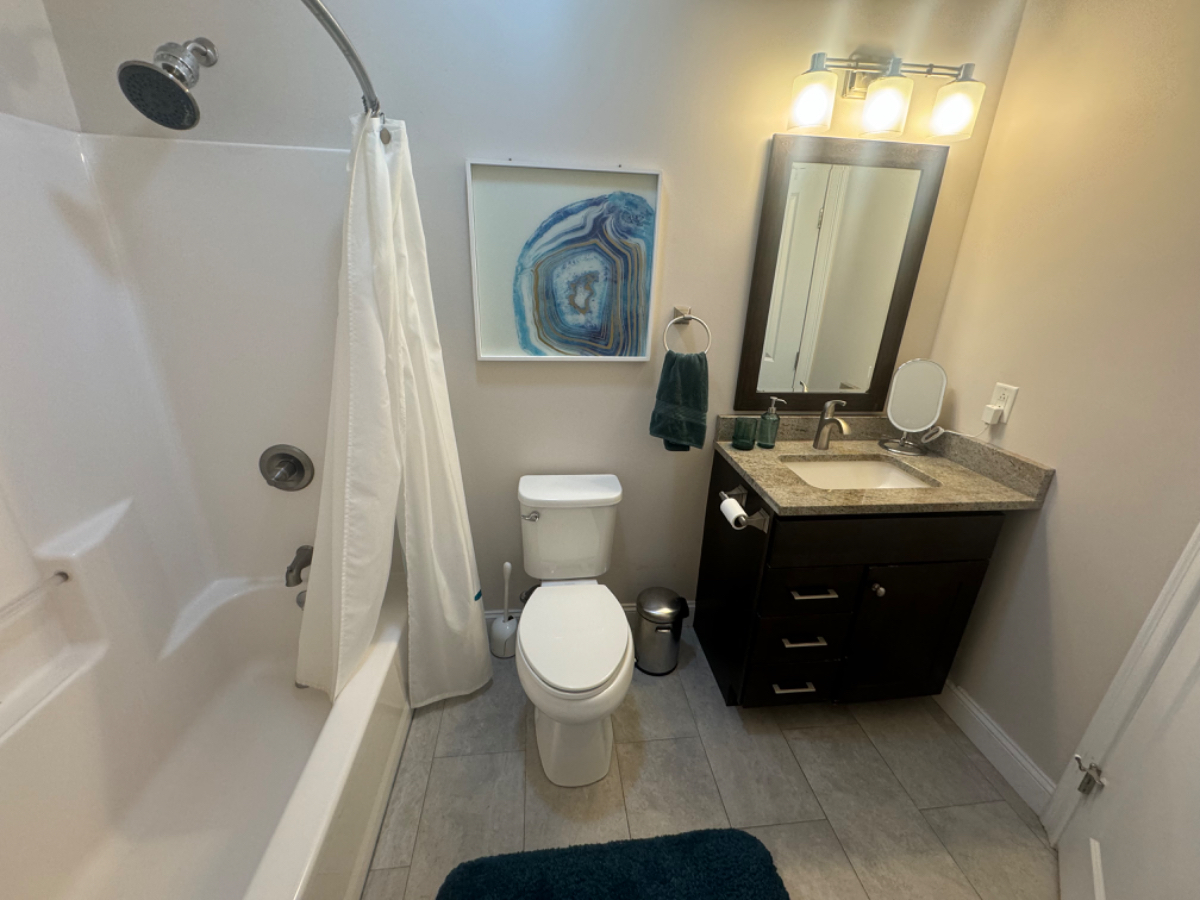 Beautiful above garage apartment with stunning lake views - Photo 2