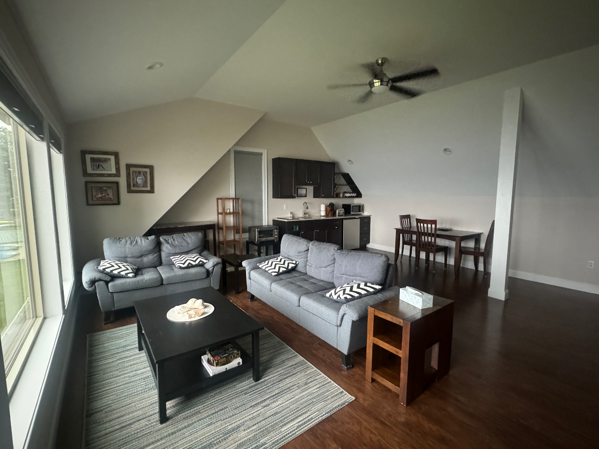 Beautiful above garage apartment with stunning lake views - Photo 3
