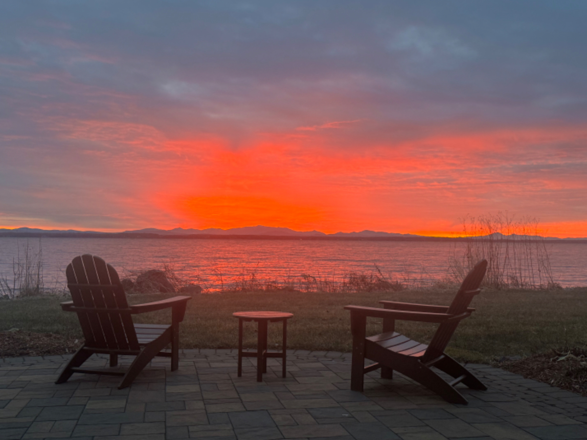 Beautiful above garage apartment with stunning lake views - Photo 4