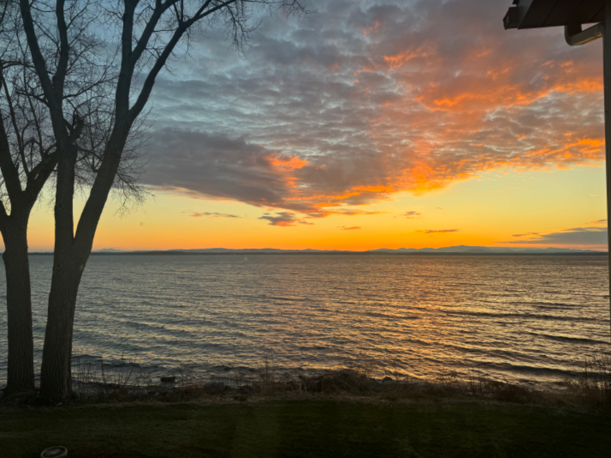 Beautiful above garage apartment with stunning lake views - Photo 5