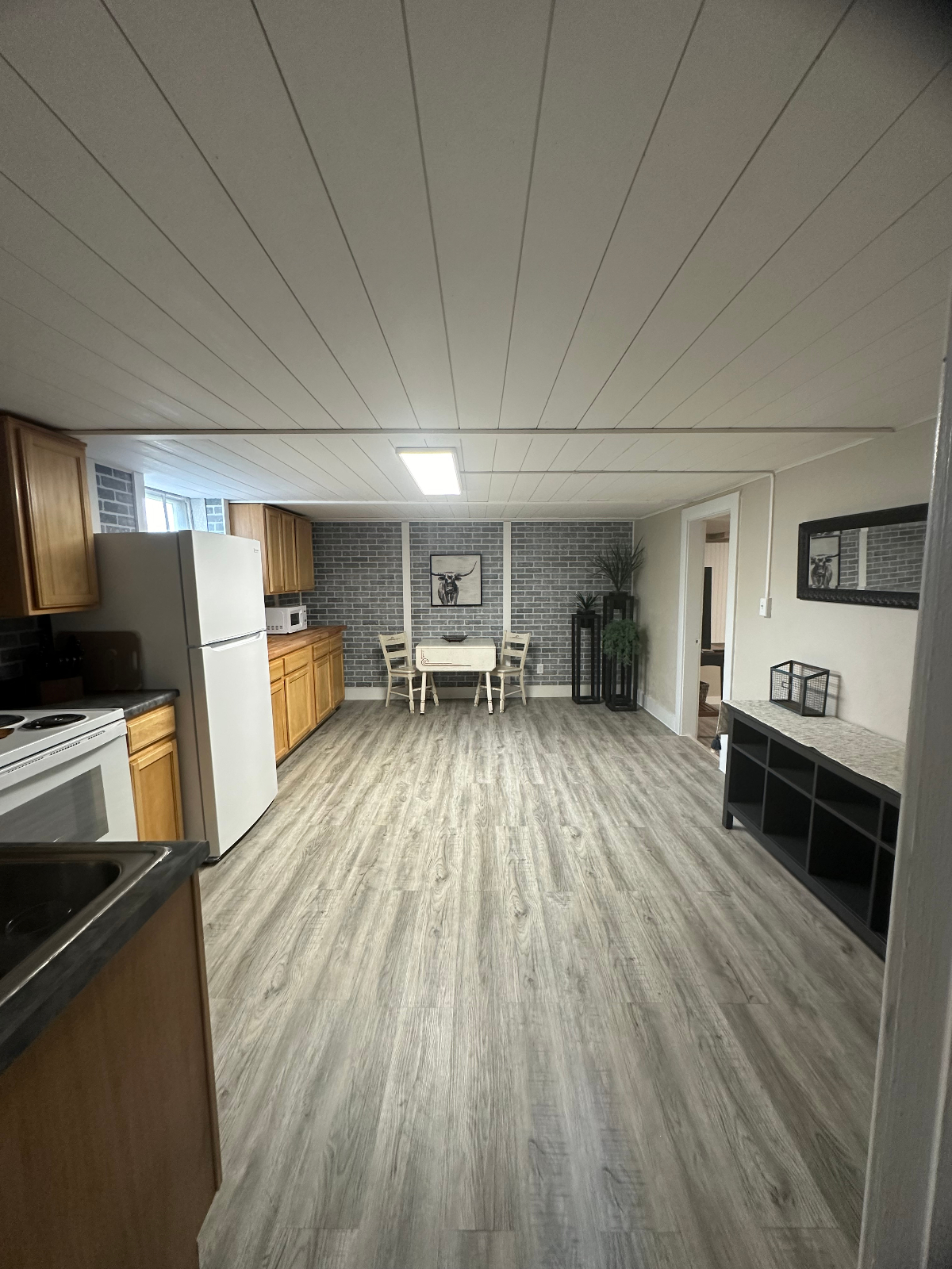 Fully furnished brand new remodel - Photo 1