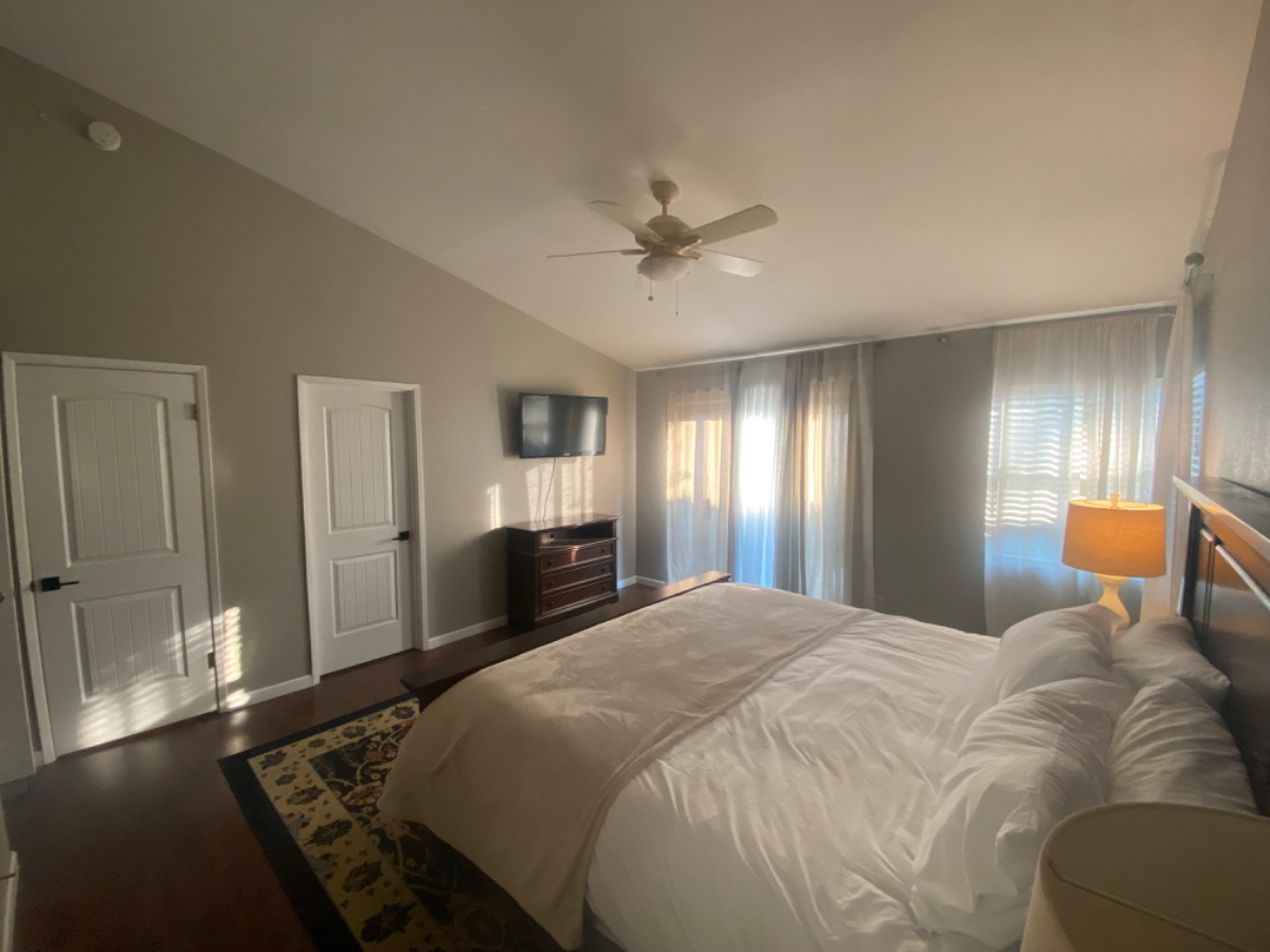 Work and Play in this great getaway - Rent Today - Photo 2