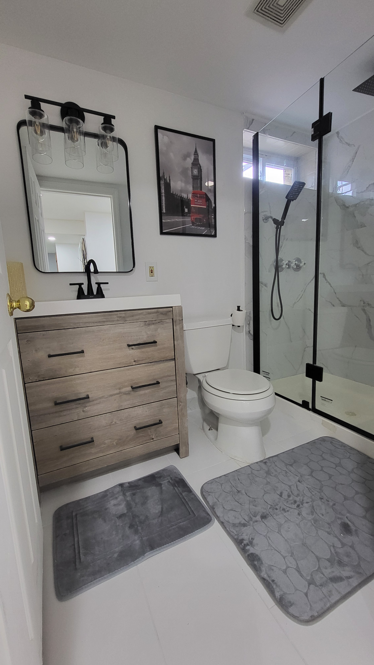Spacious room with full amenities - Photo 3