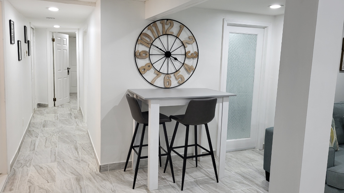 Spacious room with full amenities - Photo 4