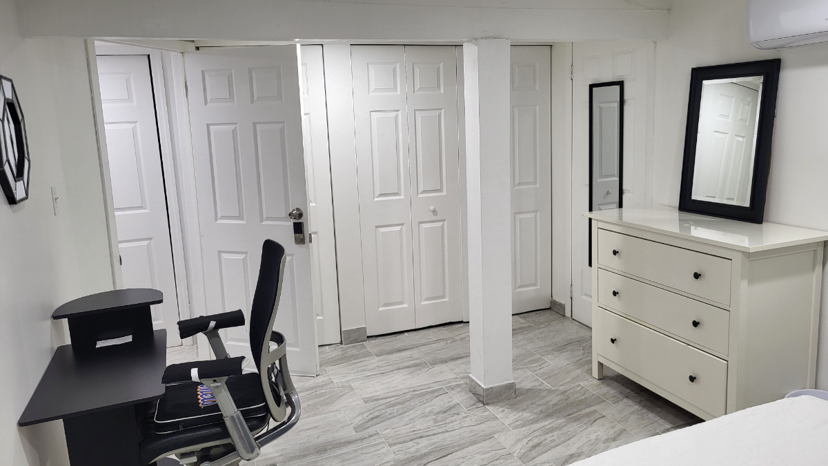 Spacious room with full amenities - Photo 8