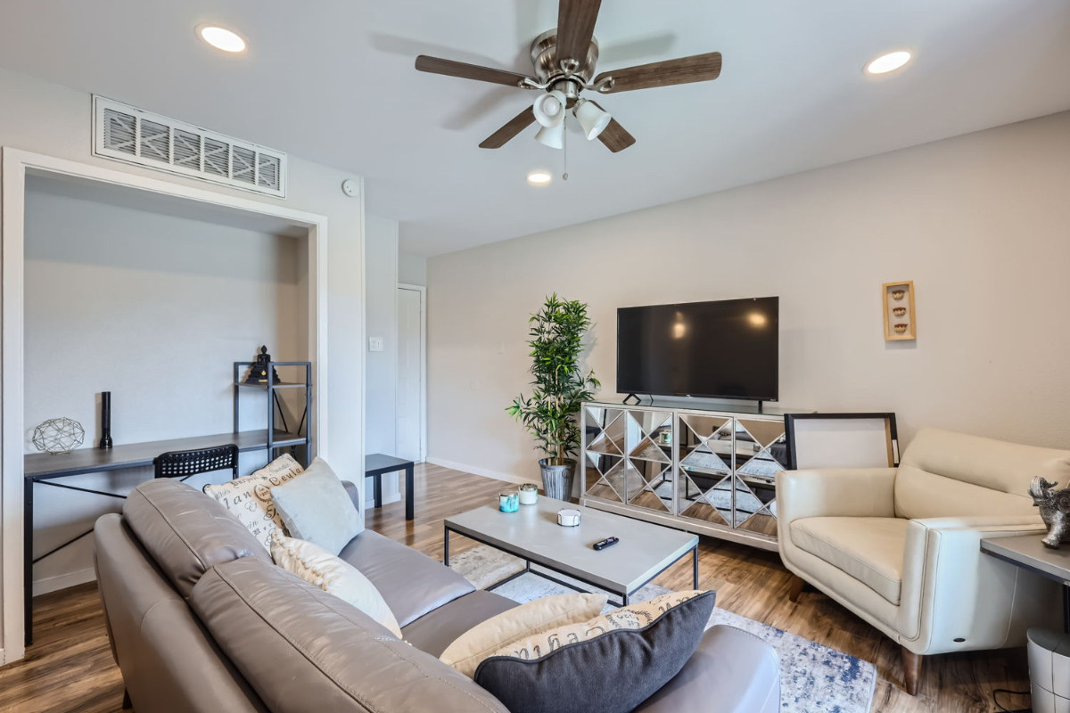 Chic & Convenient Sleek 1-Bed Apartment with Pool, Patio, and Parking - A Perfect Blend of Comfort a - Photo 1
