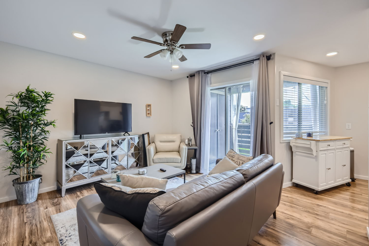 Chic & Convenient Sleek 1-Bed Apartment with Pool, Patio, and Parking - A Perfect Blend of Comfort a - Photo 2
