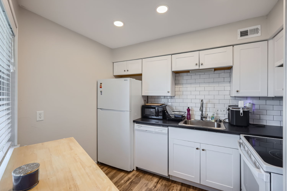 Chic & Convenient Sleek 1-Bed Apartment with Pool, Patio, and Parking - A Perfect Blend of Comfort a - Photo 4