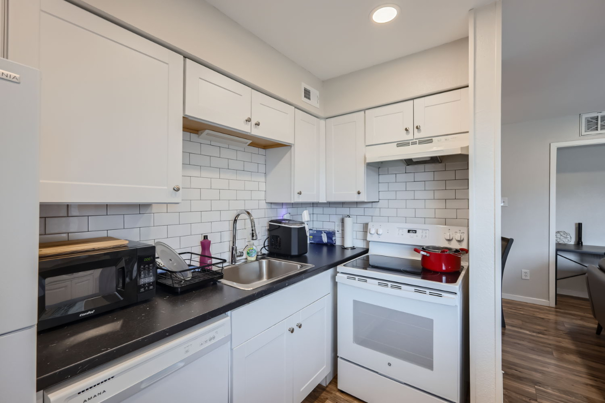 Chic & Convenient Sleek 1-Bed Apartment with Pool, Patio, and Parking - A Perfect Blend of Comfort a - Photo 5
