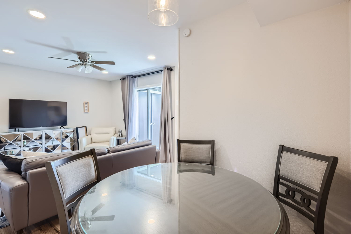Chic & Convenient Sleek 1-Bed Apartment with Pool, Patio, and Parking - A Perfect Blend of Comfort a - Photo 6