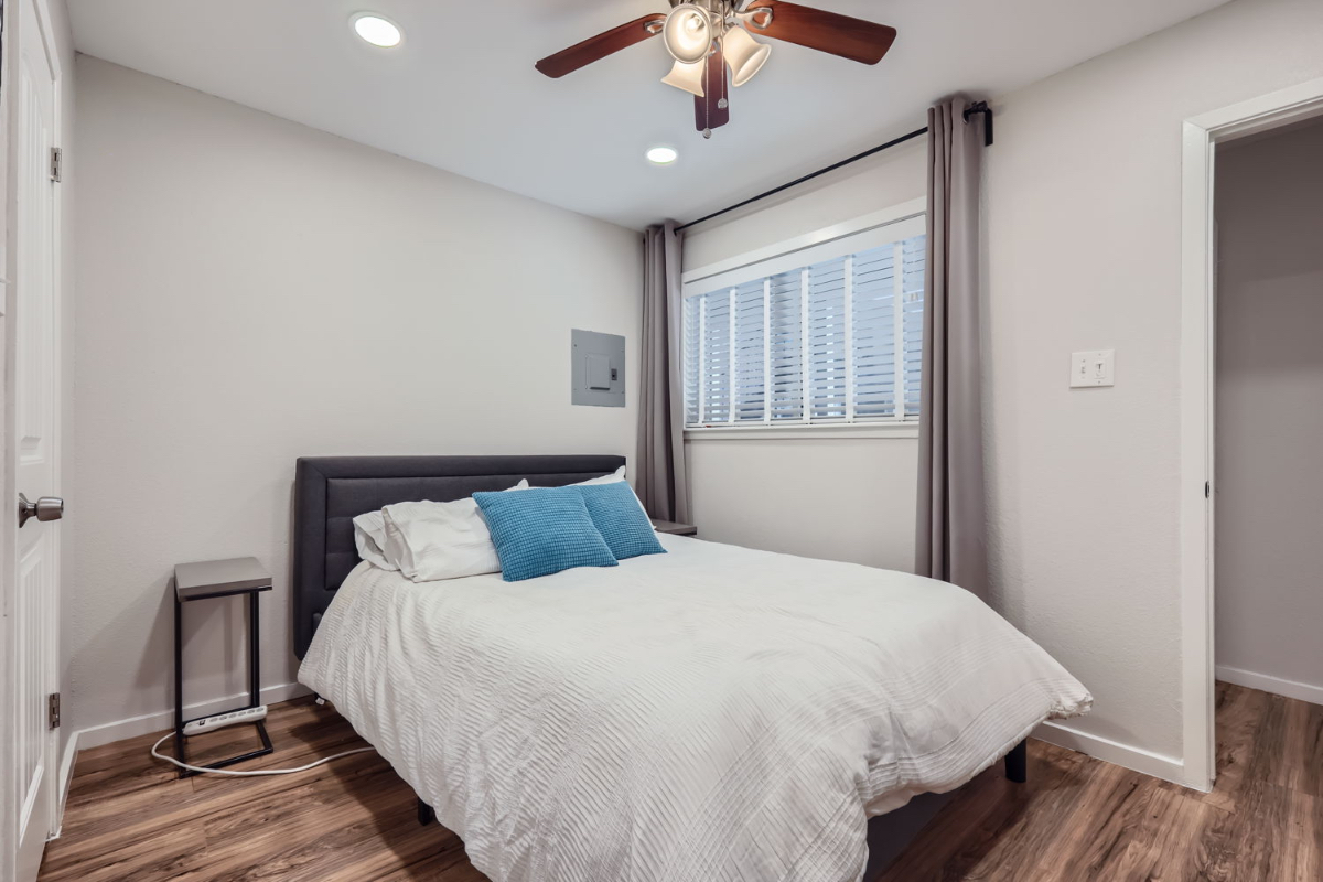 Chic & Convenient Sleek 1-Bed Apartment with Pool, Patio, and Parking - A Perfect Blend of Comfort a - Photo 7