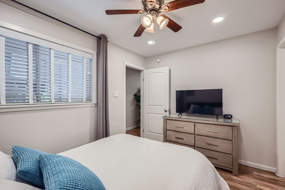 Chic & Convenient Sleek 1-Bed Apartment with Pool, Patio, and Parking - A Perfect Blend of Comfort a - Photo 8