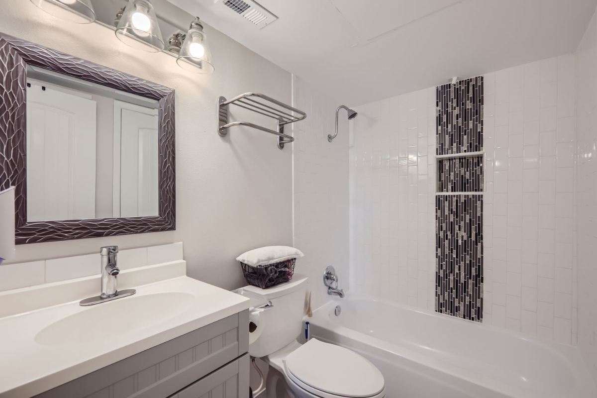 Chic & Convenient Sleek 1-Bed Apartment with Pool, Patio, and Parking - A Perfect Blend of Comfort a - Photo 9