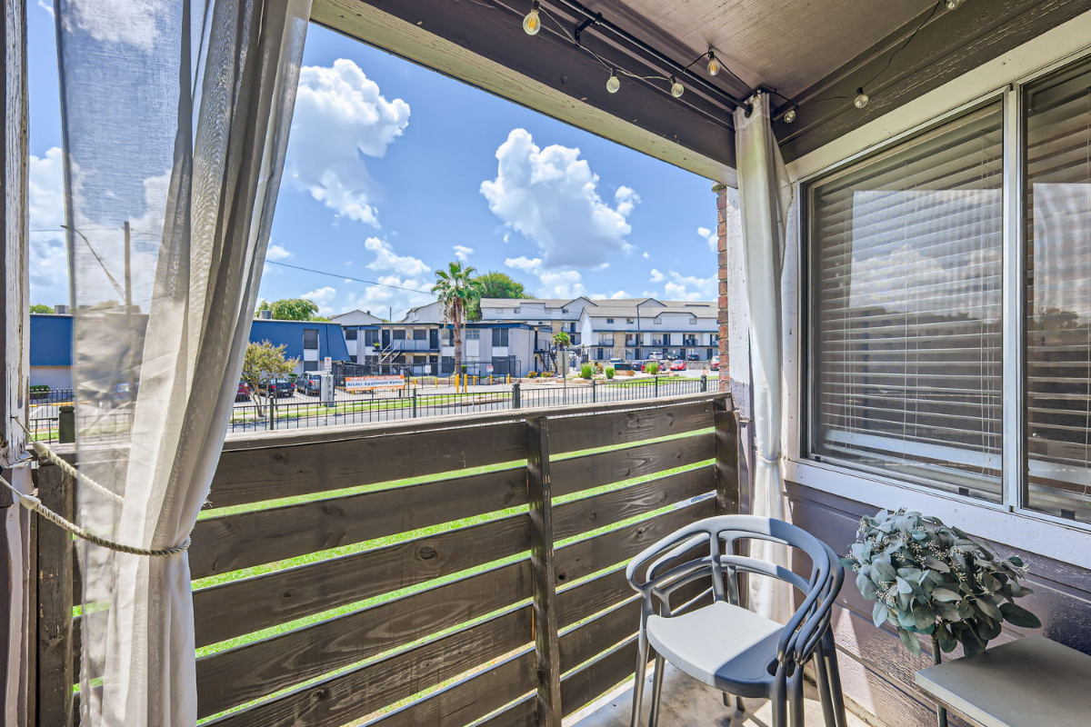 Chic & Convenient Sleek 1-Bed Apartment with Pool, Patio, and Parking - A Perfect Blend of Comfort a - Photo 10