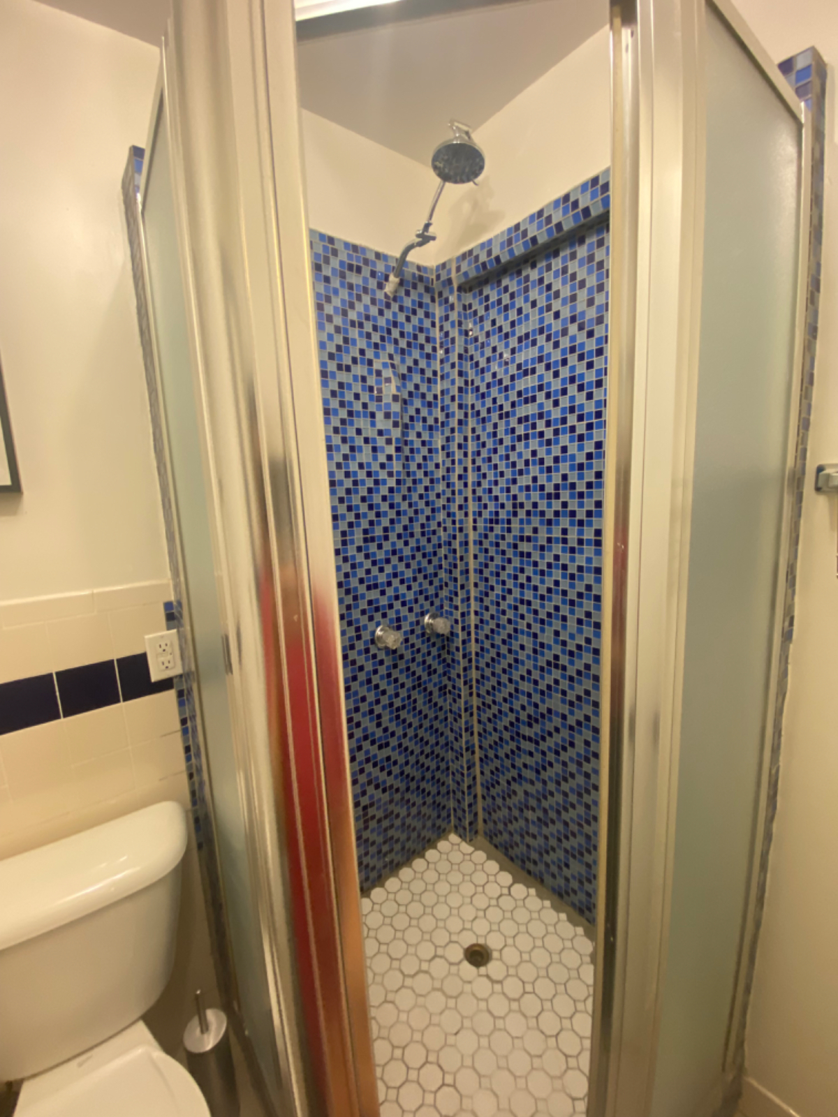 Stunning Brooklyn Room with Private Bath, Sophisticated Amenities, and Prime Urban Location - Photo 6