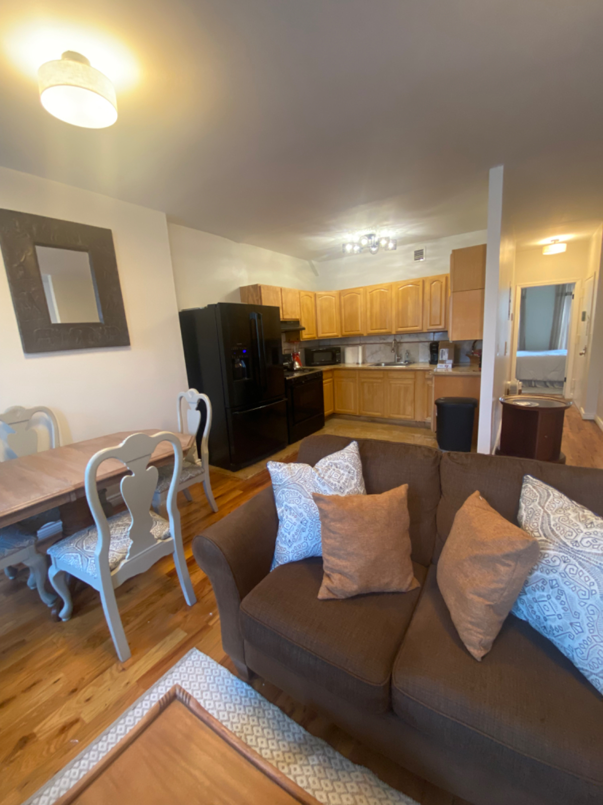 Stunning Brooklyn Room with Private Bath, Sophisticated Amenities, and Prime Urban Location - Photo 3