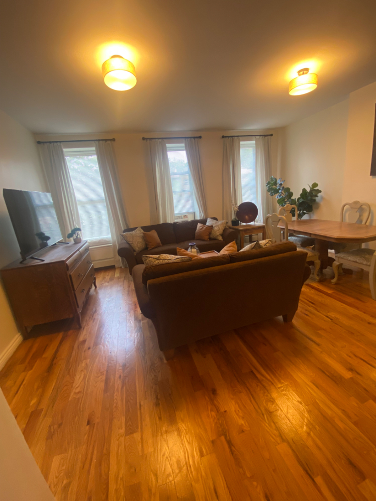Stunning Brooklyn Room with Private Bath, Sophisticated Amenities, and Prime Urban Location - Photo 2