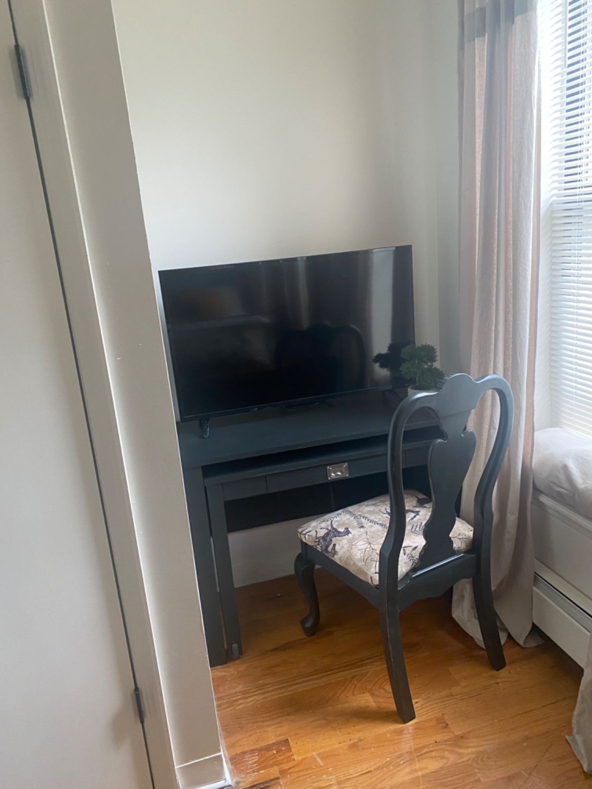 Stunning Brooklyn Room with Private Bath, Sophisticated Amenities, and Prime Urban Location - Photo 9