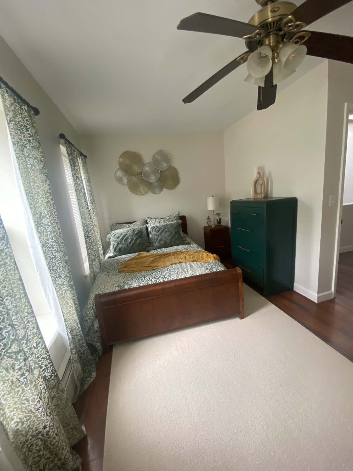 Stunning Brooklyn Room with Private Bath, Sophisticated Amenities, and Prime Urban Location - Photo 10