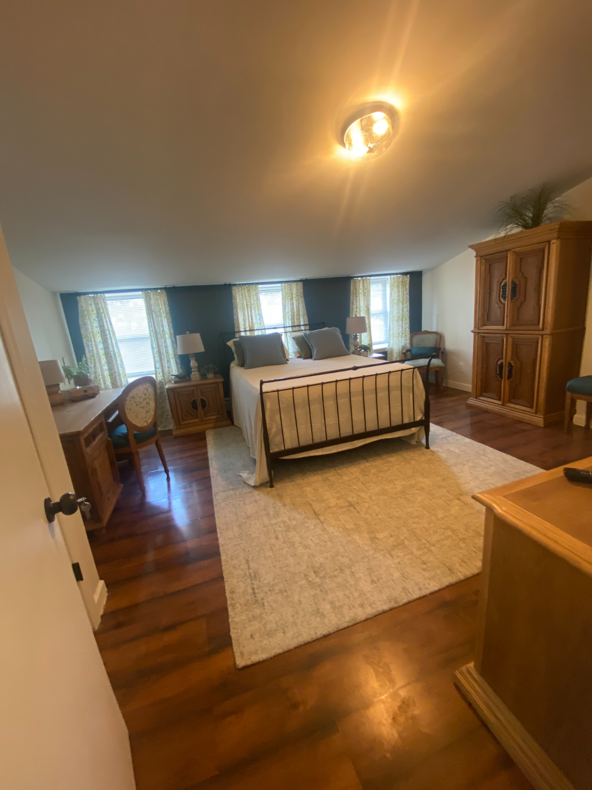 Stunning Brooklyn Room with Private Bath, Sophisticated Amenities, and Prime Urban Location - Photo 12