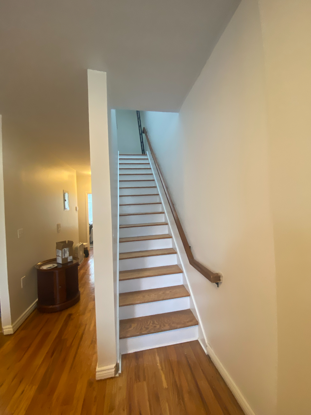 Stunning Brooklyn Room with Private Bath, Sophisticated Amenities, and Prime Urban Location - Photo 4