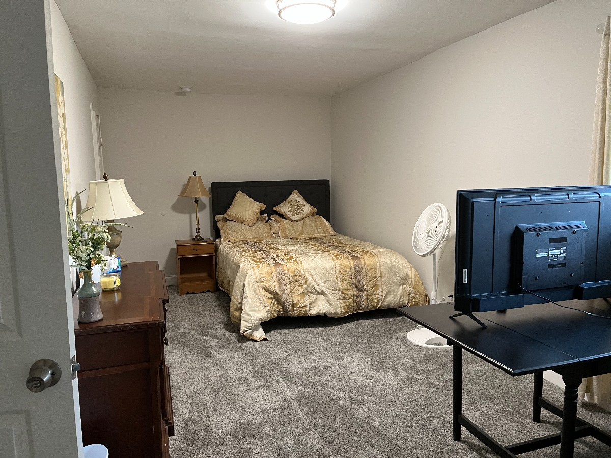 Close to hospital cozy bedroom with private bath Unit B