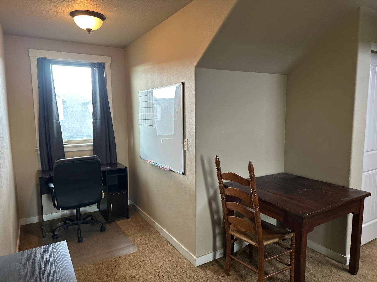 Comfortable Furnished Loft in Townhouse Ideal for Traveling Professionals - Photo 2