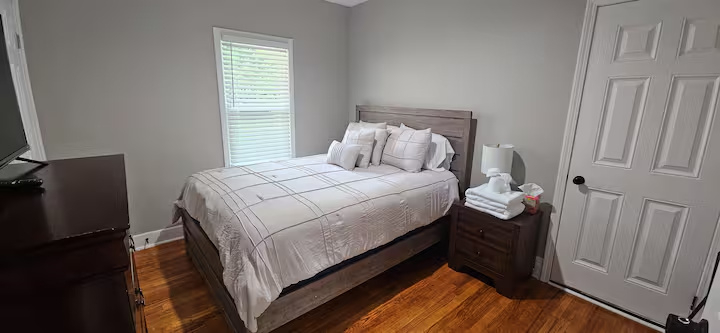 Furnished Upper Unit Apartment - Photo 8