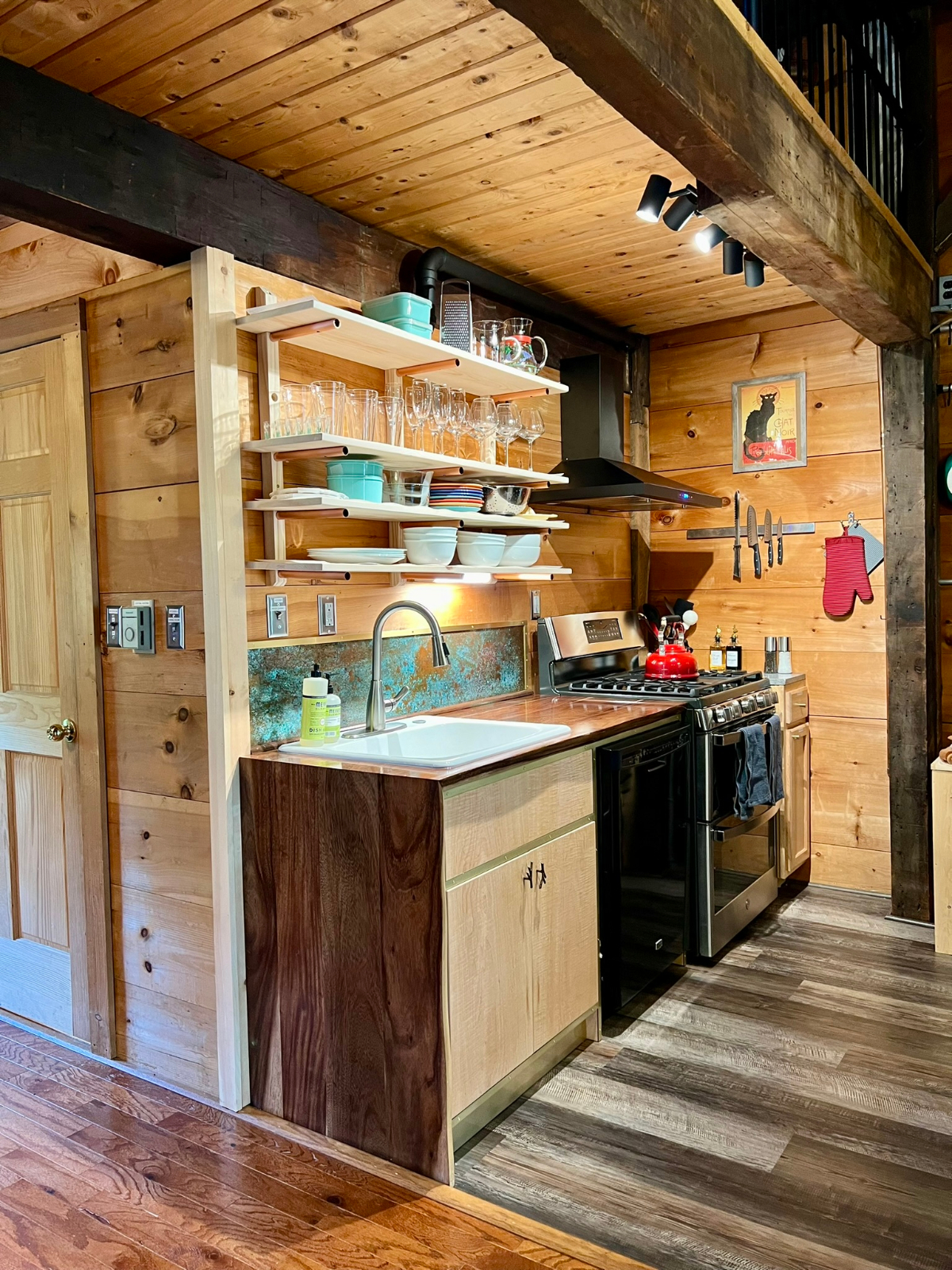 Spacious Historic Wooden Cabin - Photo 3