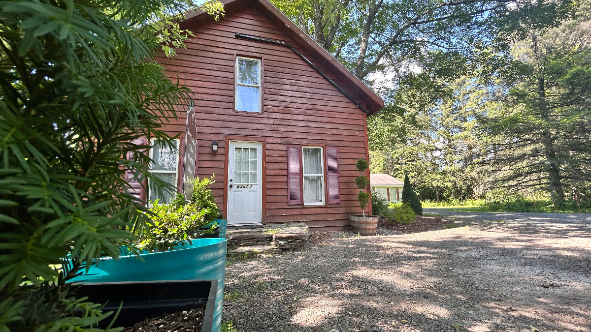 Spacious Historic Wooden Cabin - Photo 1