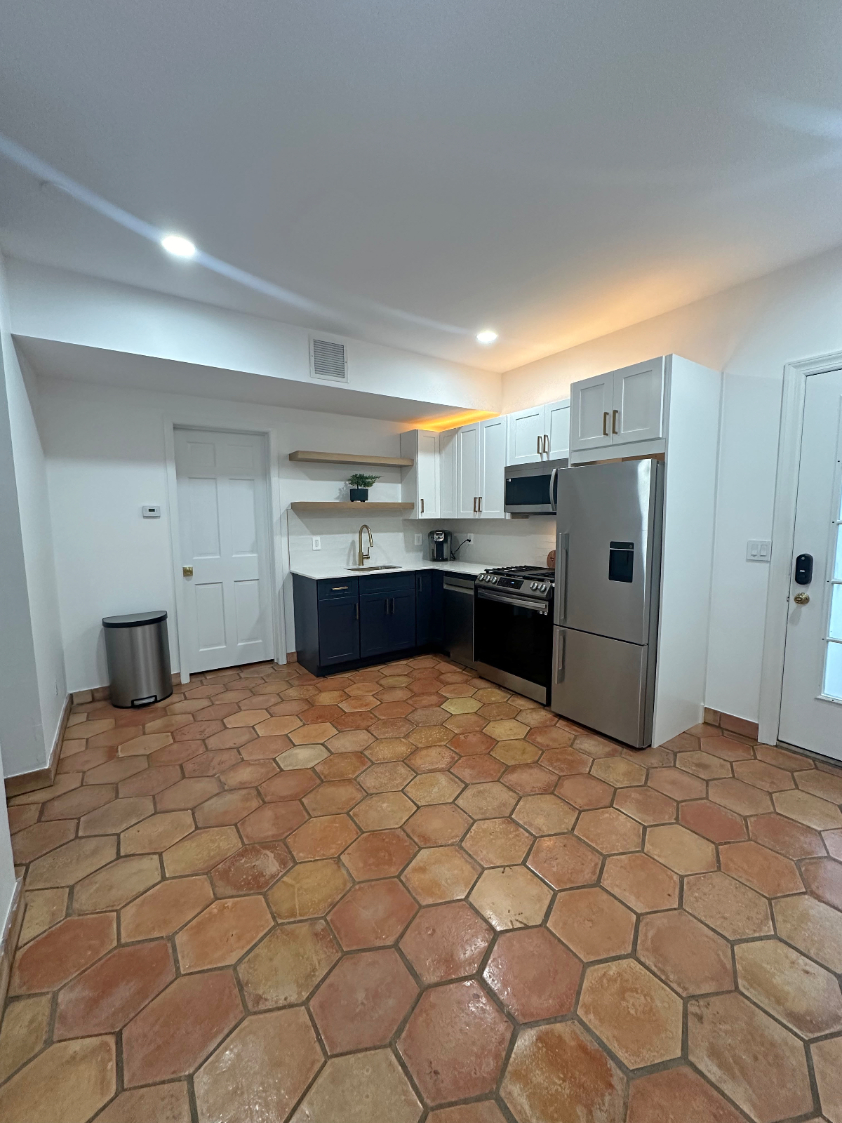 Beautiful well lit quaint first floor apartment High ceilings - Photo 2