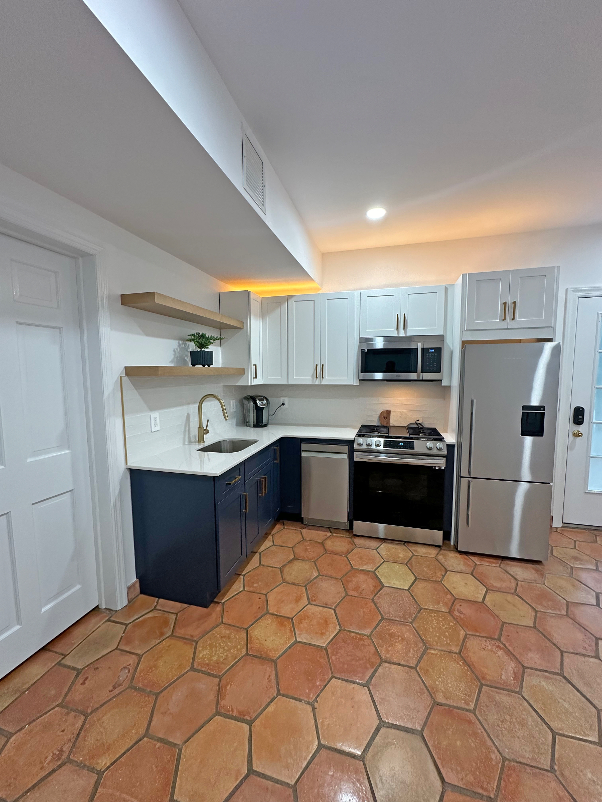 Beautiful well lit quaint first floor apartment High ceilings - Photo 12