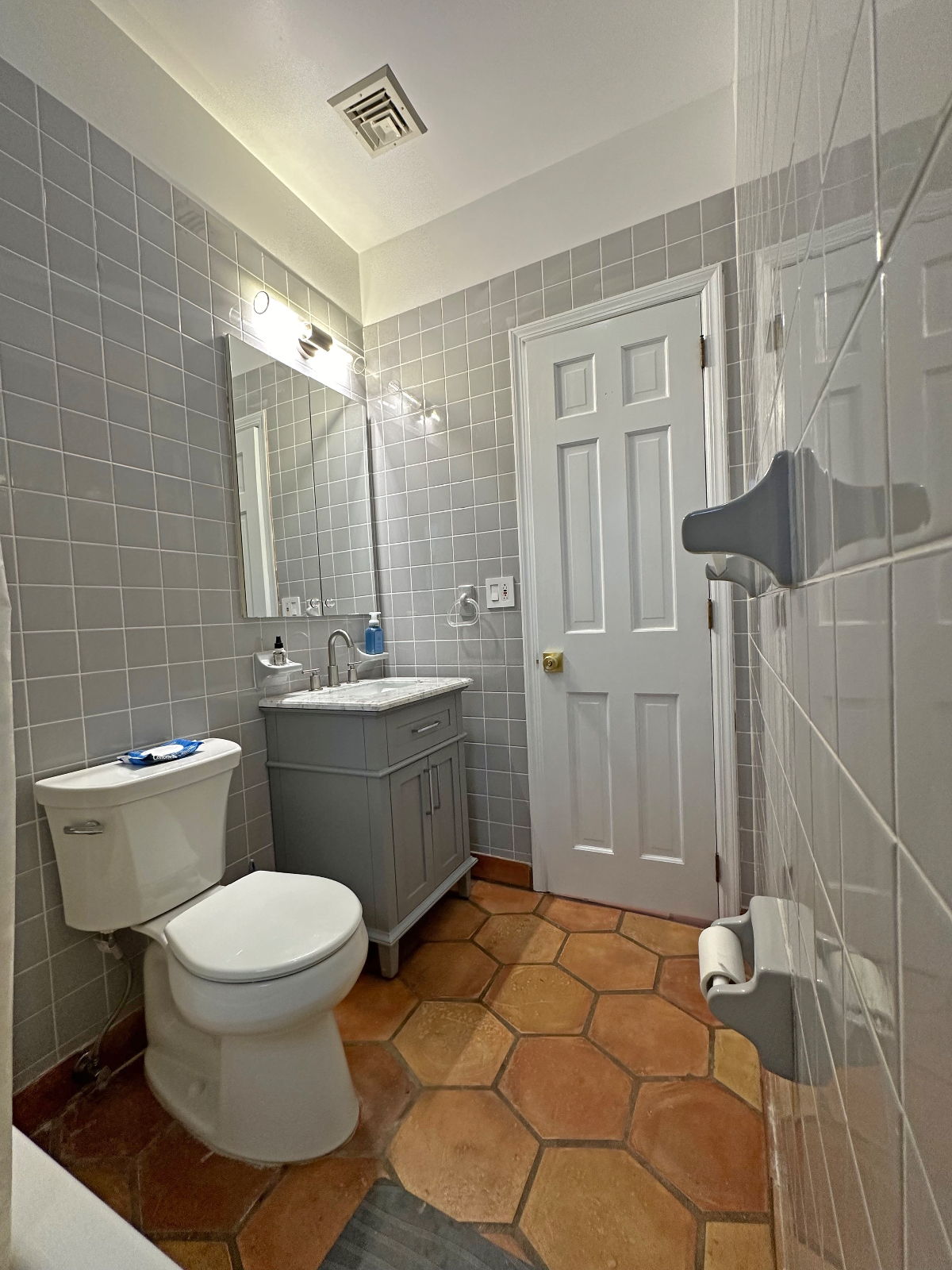Beautiful well lit quaint first floor apartment High ceilings - Photo 11