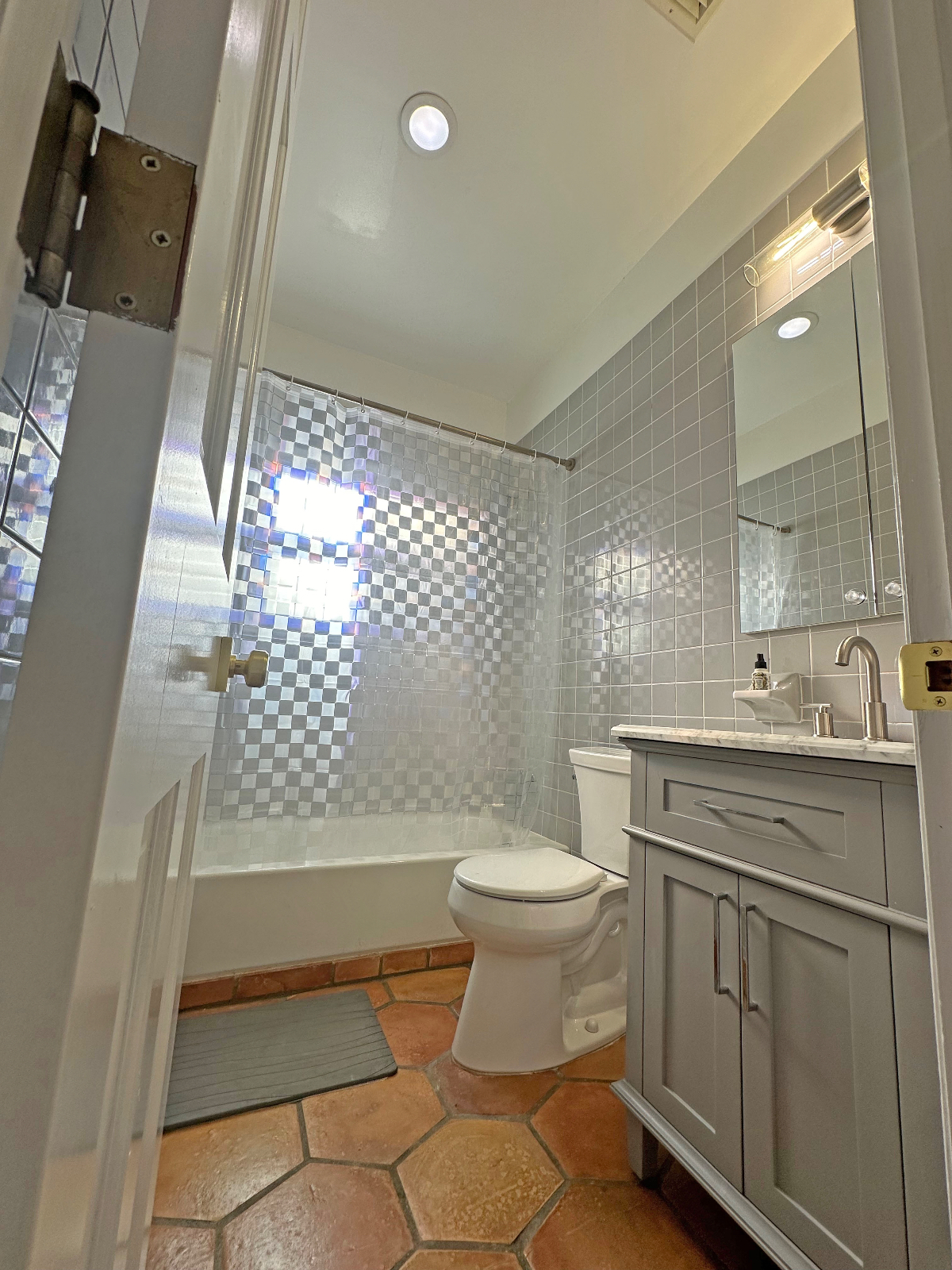Beautiful well lit quaint first floor apartment High ceilings - Photo 10