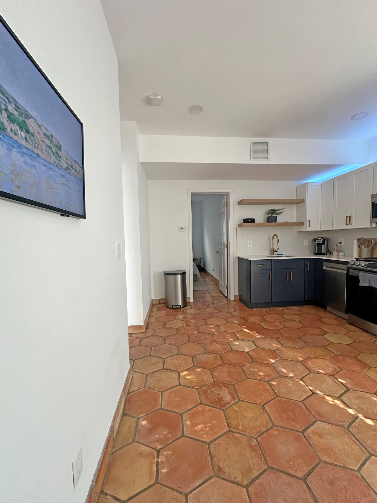 Beautiful well lit quaint first floor apartment High ceilings - Photo 3