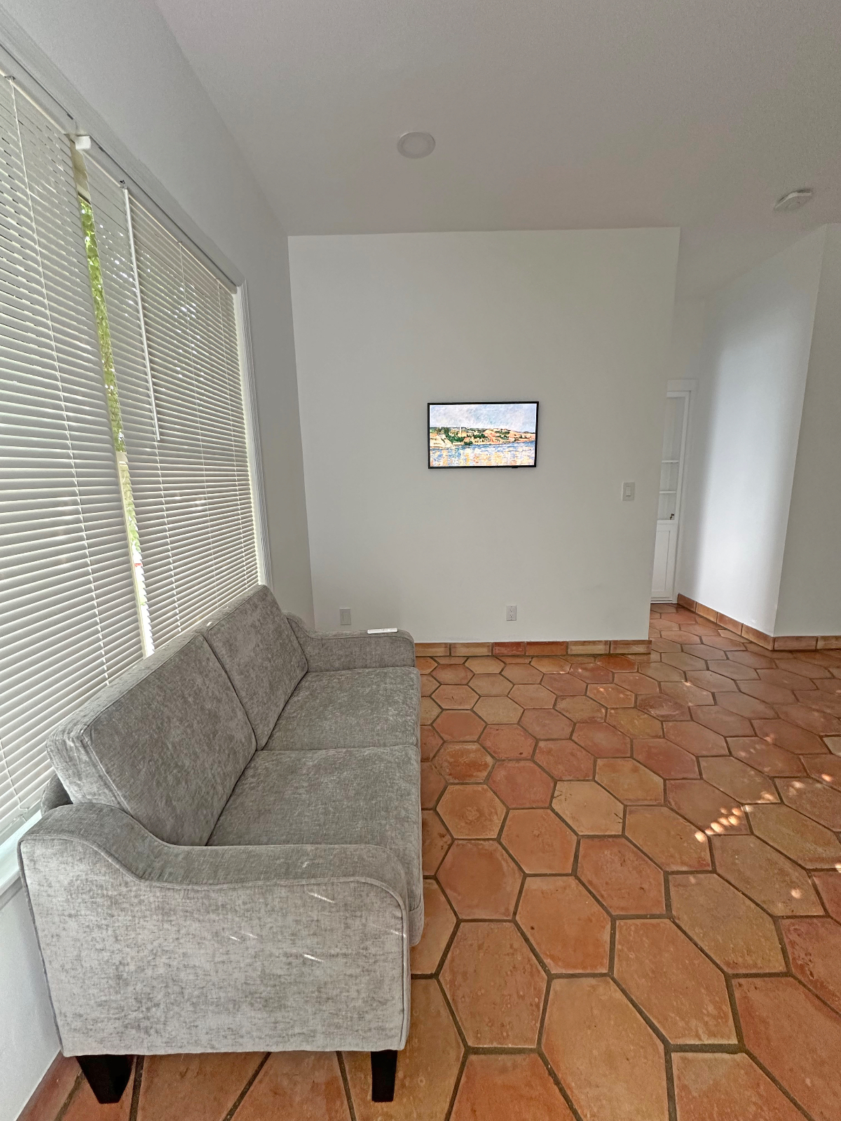 Beautiful well lit quaint first floor apartment High ceilings - Photo 4