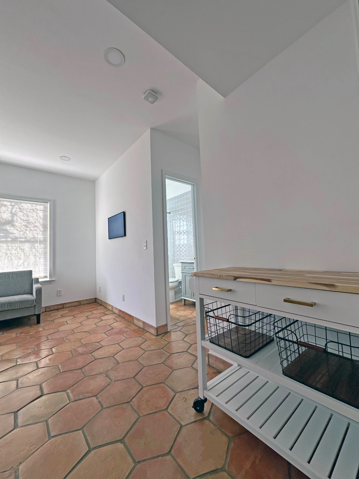 Beautiful well lit quaint first floor apartment High ceilings - Photo 6