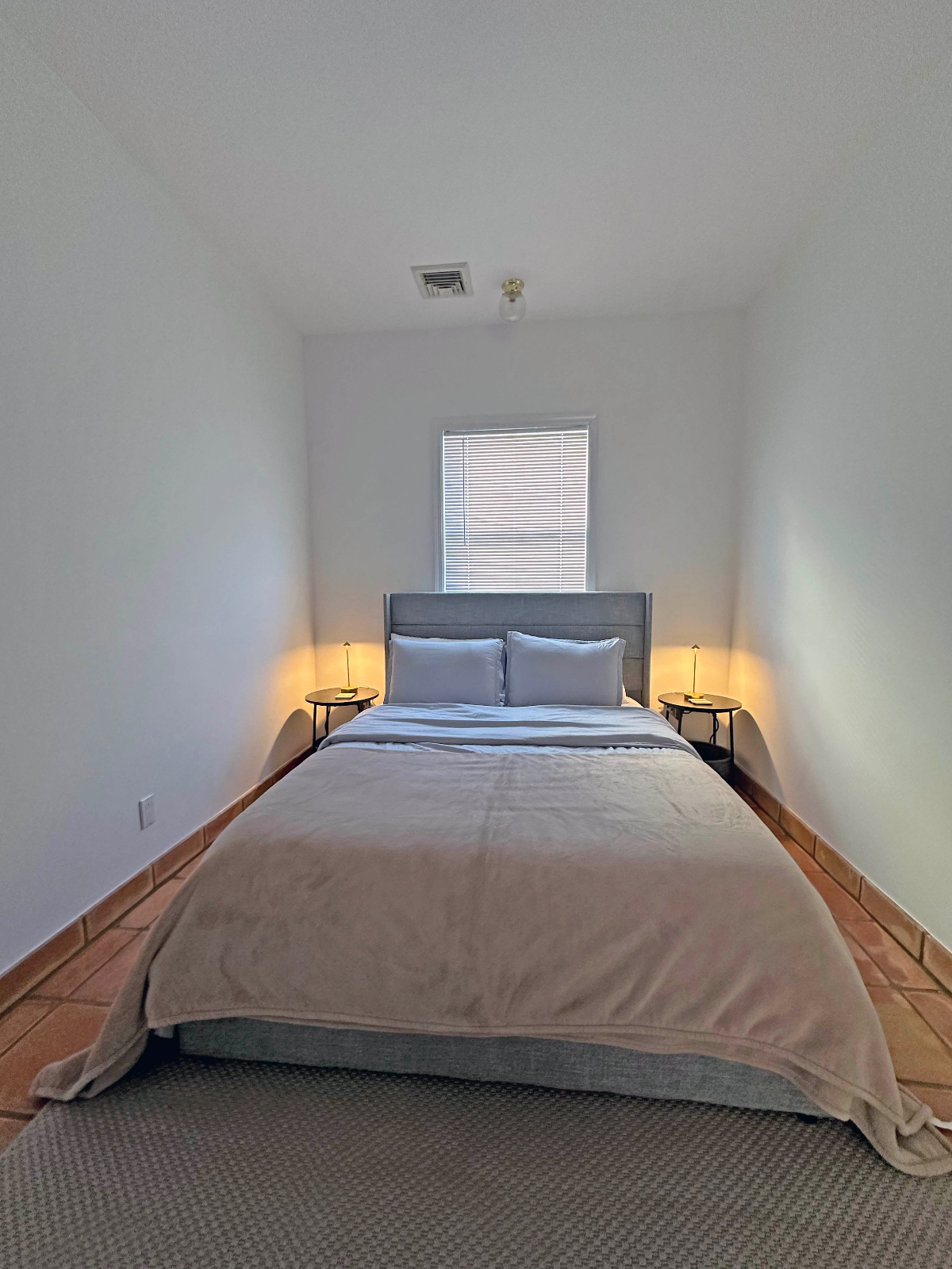 Beautiful well lit quaint first floor apartment High ceilings - Photo 8