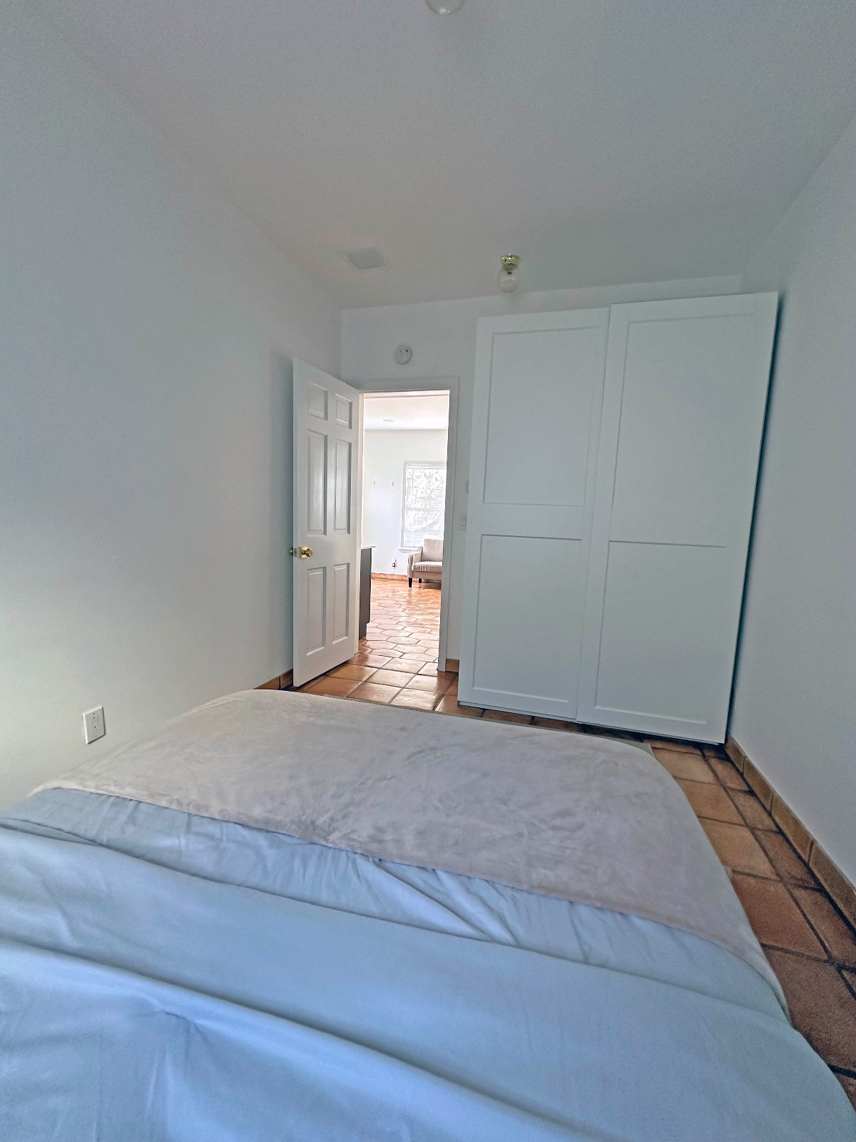 Beautiful well lit quaint first floor apartment High ceilings - Photo 9