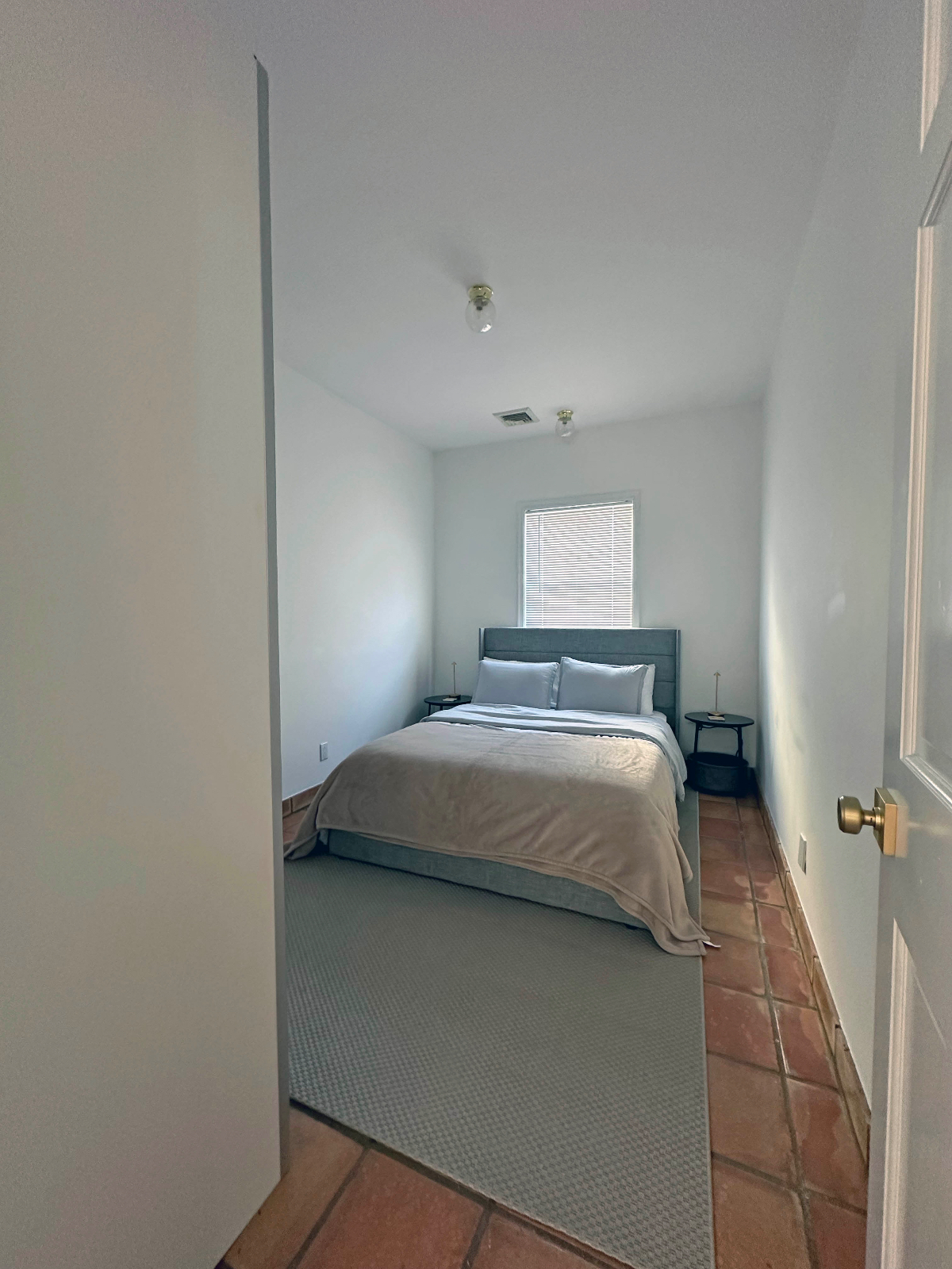 Beautiful well lit quaint first floor apartment High ceilings - Photo 7