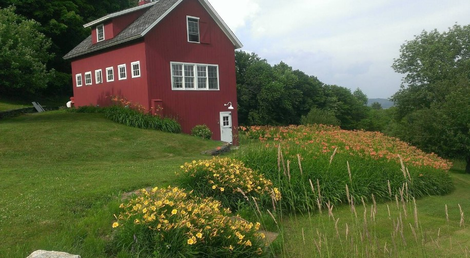 Beautiful Red Barn Cottage with Mountain Views - Photo 1