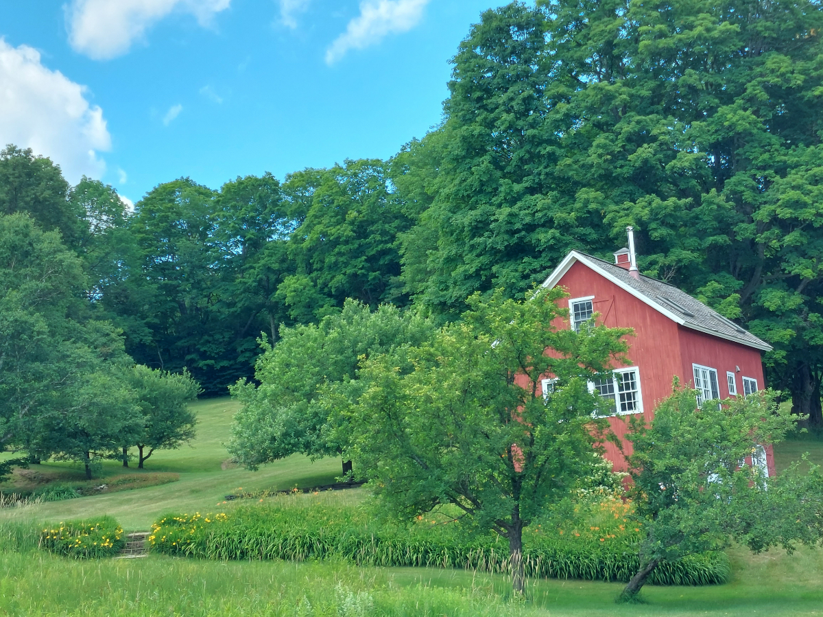 Beautiful Red Barn Cottage with Mountain Views - Photo 2
