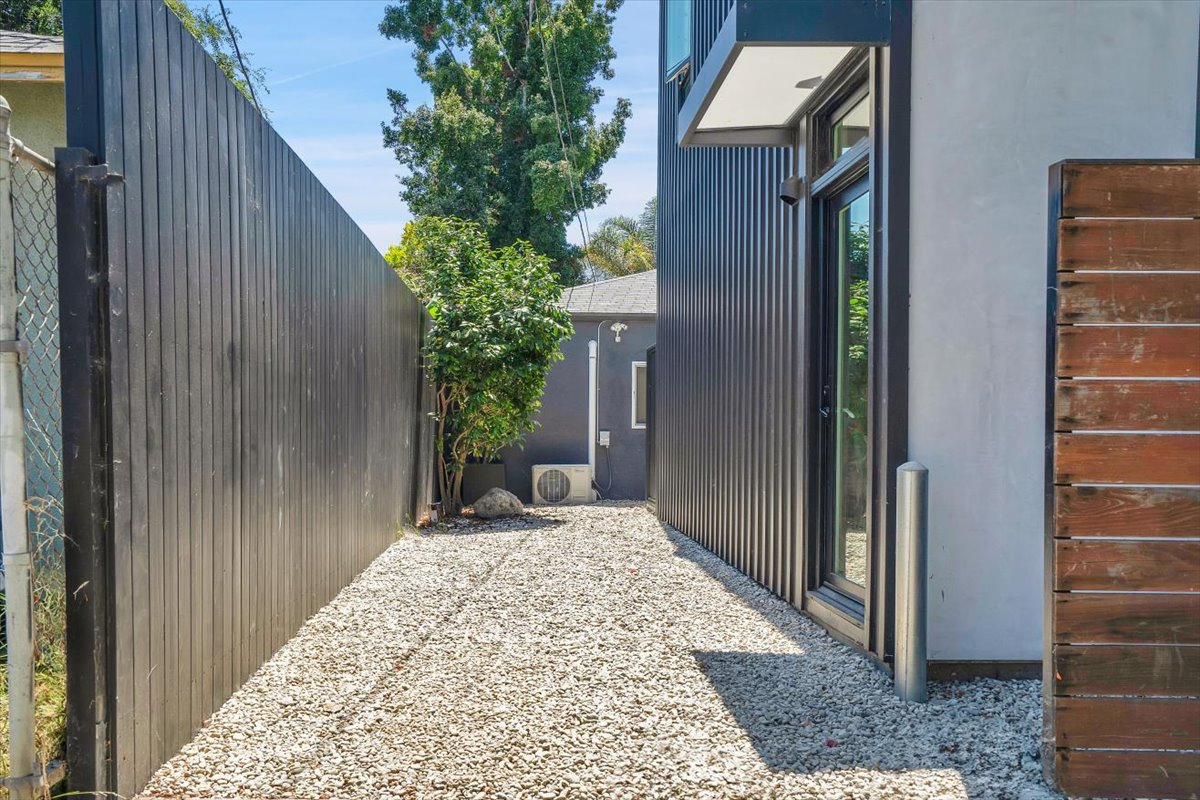 Brand New Construction Custom Modern ADU Conveniently Located On Santa Monica Border - Photo 4