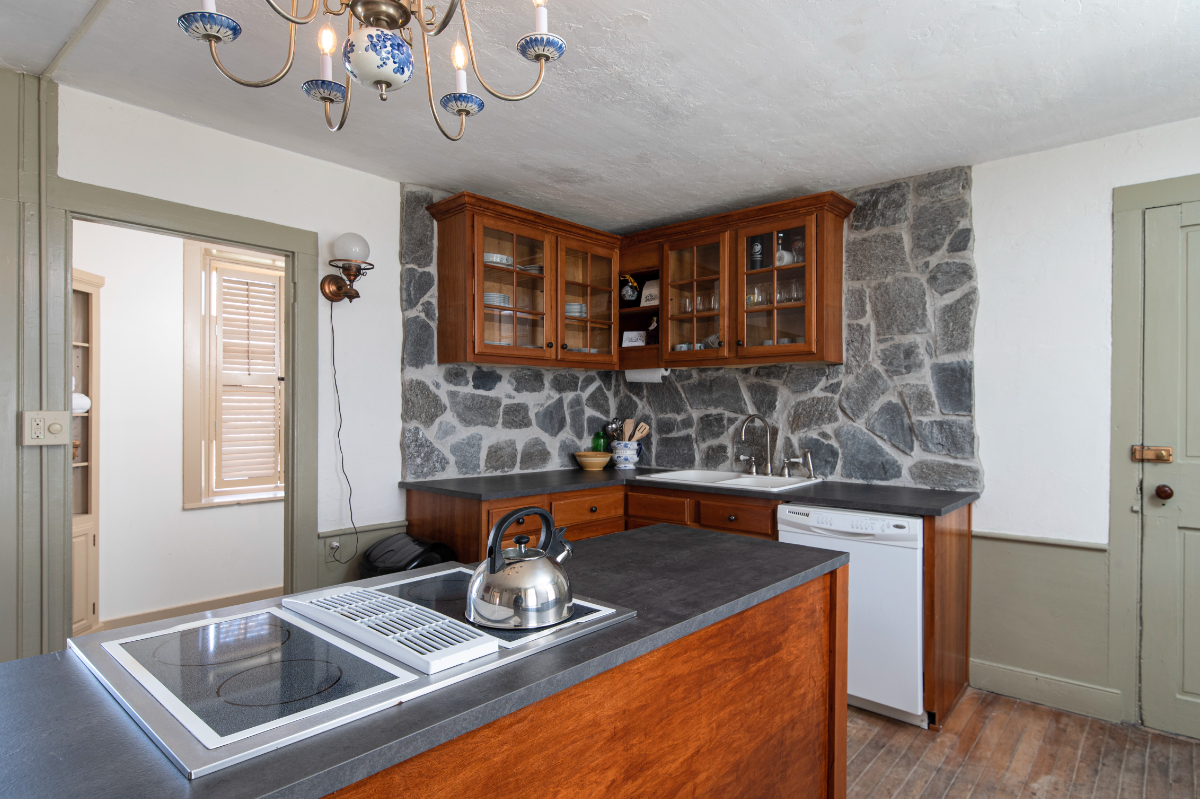 Spacious 5-bedroom Stone House in Historic Chester - Photo 1