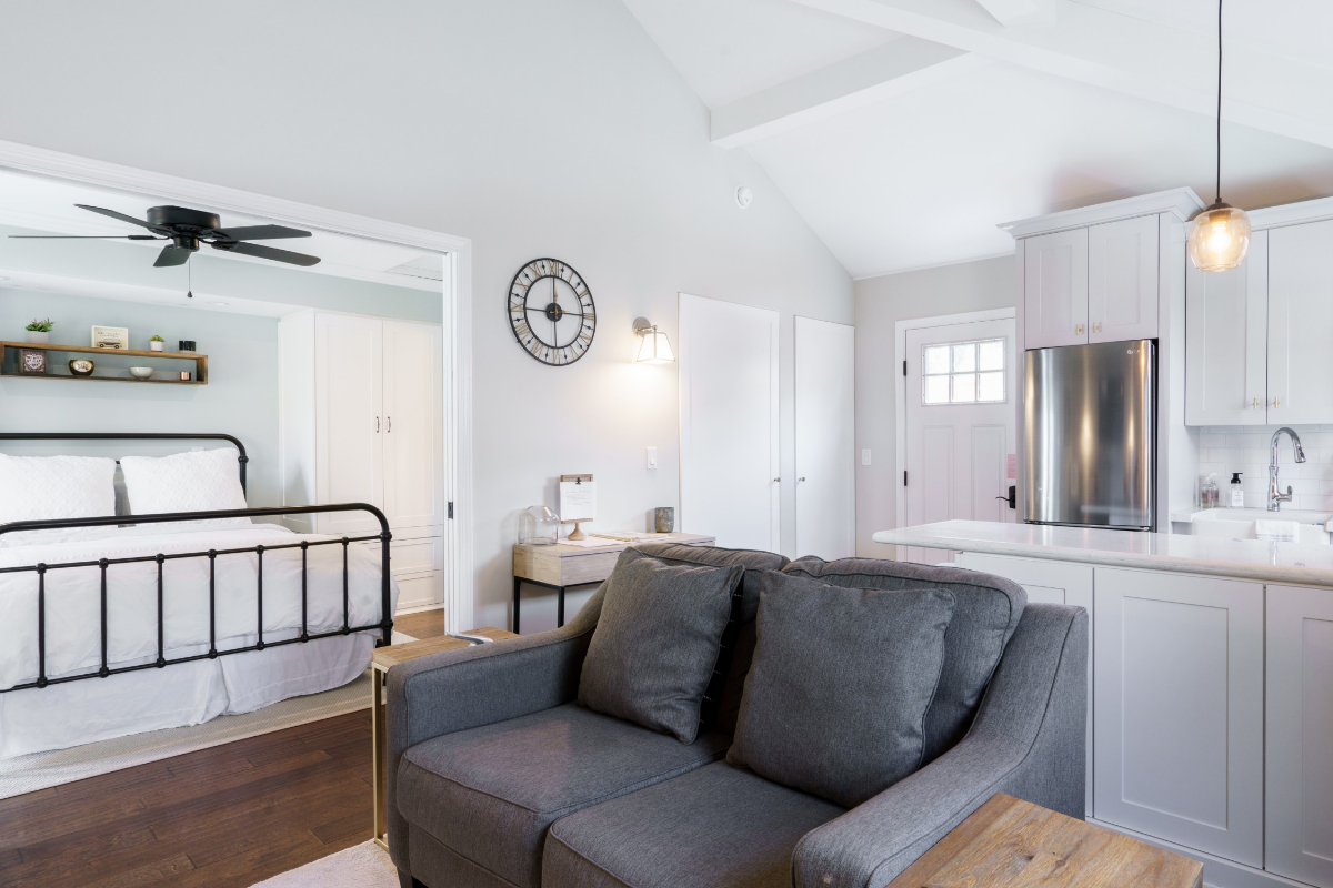 Serene Urban Oasis - Cozy 1-Bedroom Cottage Retreat With Modern Amenities in a Prime Location - Photo 3