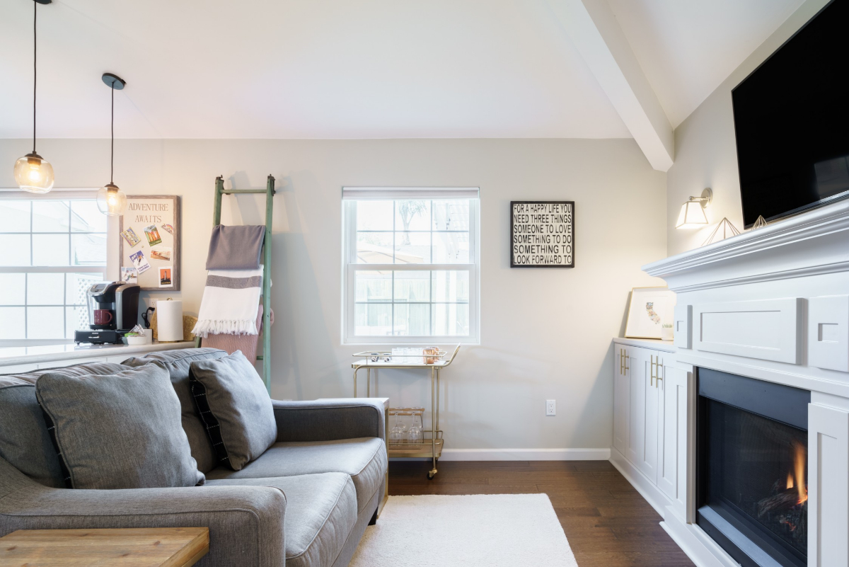 Serene Urban Oasis - Cozy 1-Bedroom Cottage Retreat With Modern Amenities in a Prime Location - Photo 2